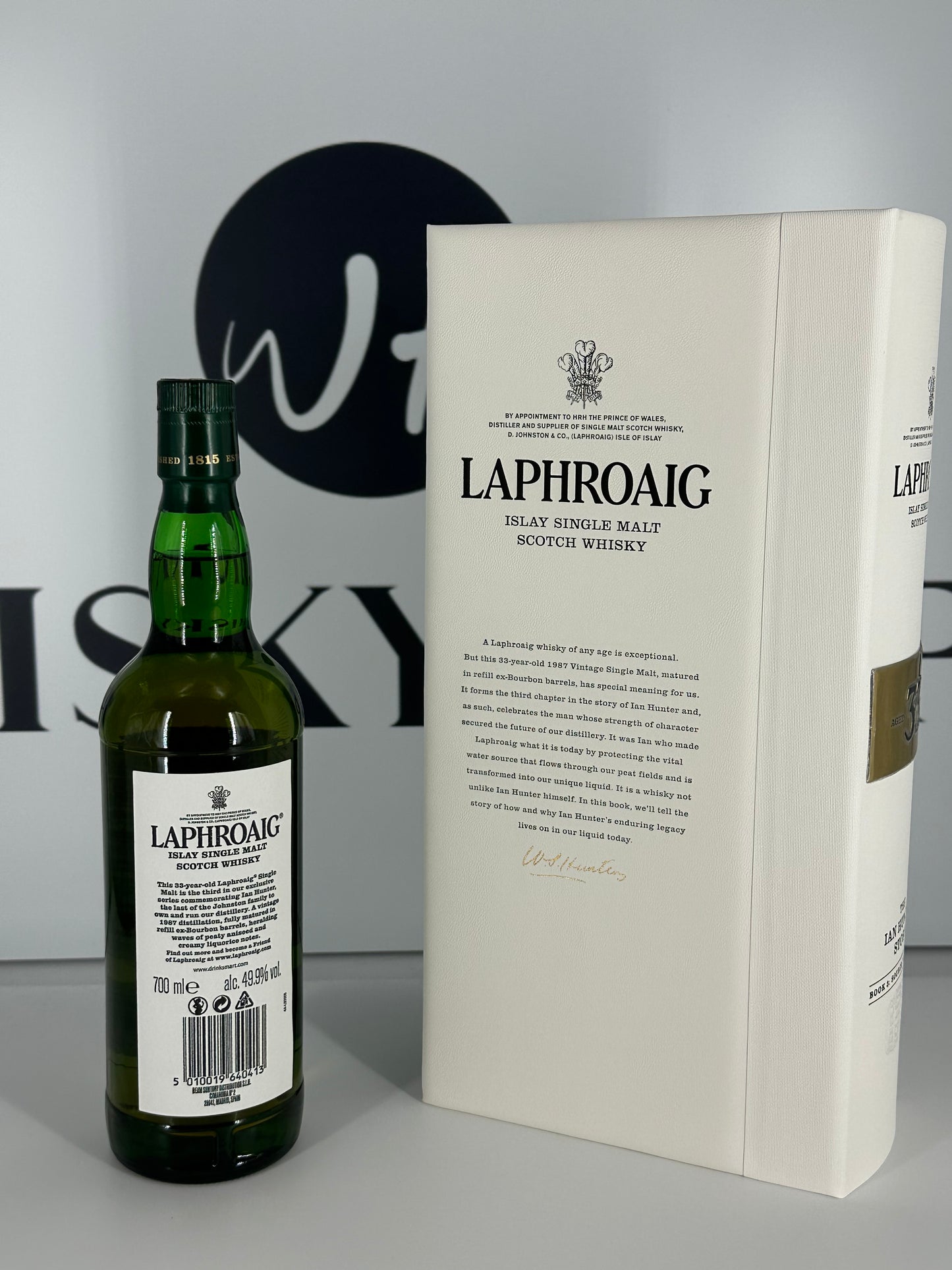 Laphroaig 33 years - The Ian Hunter Story - Book No.3